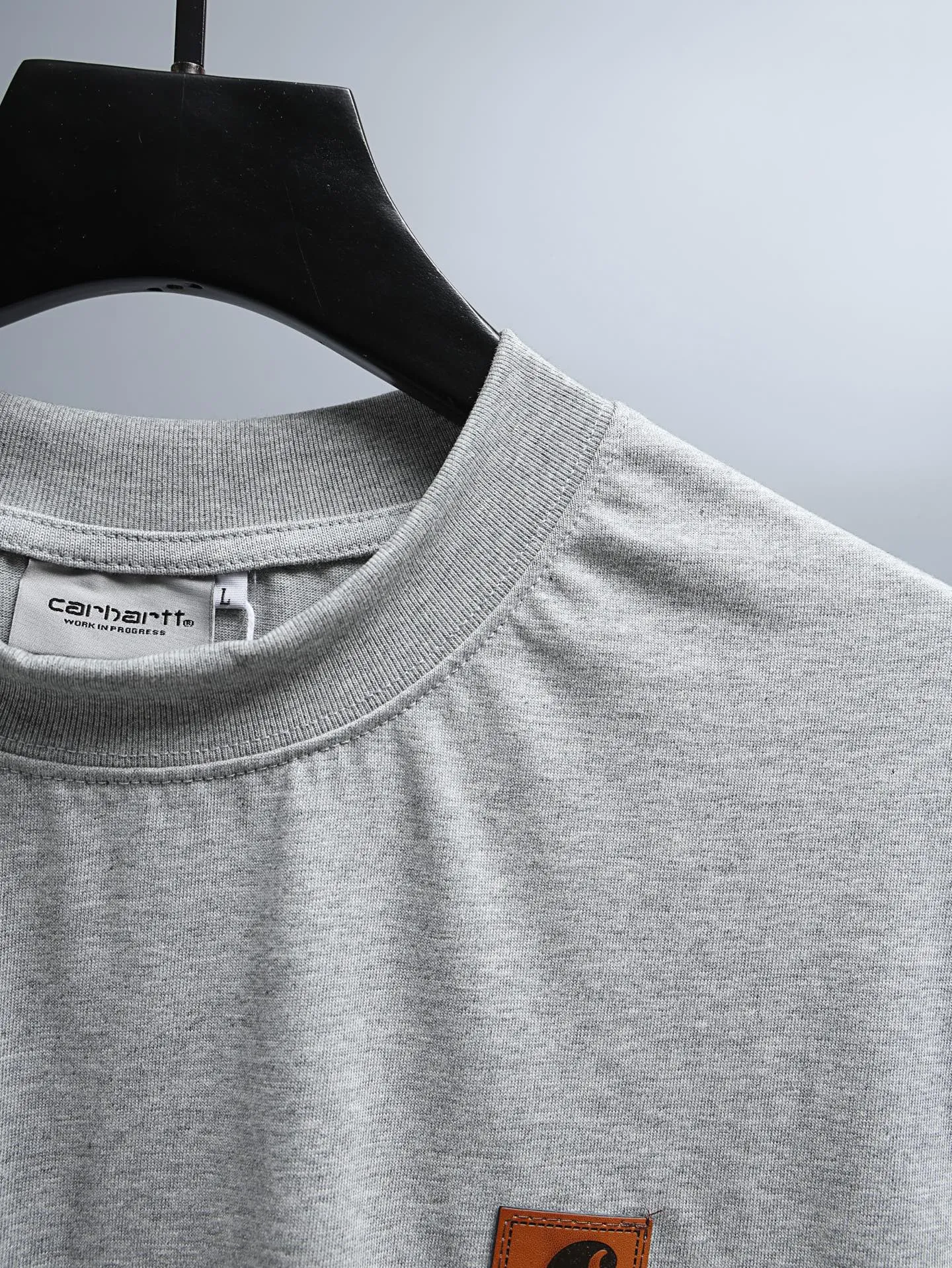 Carhartt 2꯭0꯭2꯭6 new spring and summer models ❤️ original ⌚️ high version Carhartt fabric is made of high-density pure cotton, does not deform and does not shrink. Process introduction: double thread movement. The chest logo uses an embroidered small patch. Color: Gray SIZE: M-XXL